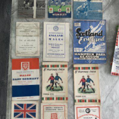 1950s International Football Programmes: Includes 1957 Portugal v Italy x 2, 1958 Portugal v Ireland, 1949 Wales v England, 1966 Norway v England, 1956 South Africa FA v English FA. There are schools internationals, Football League v other Football Associations and much more. Mainly good with the majority 1950s. (40)