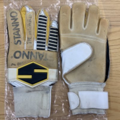 Sander Westerveld Liverpool Football Goalkeeper Gloves: Pair of Stanno worn gloves from his Liverpool days. Sander Westerveld to bands. Sander had this style but not necessarily this pair on in the UEFA Cup final in 2001 v Alaves. One glove is signed by him.