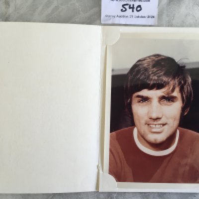 George Best Nabisco Redemption Football Card: 7 x 5 inch outer card with Photo of George Best in Manchester United kit clipped in. Pre printed autograph to cover. Excellent.