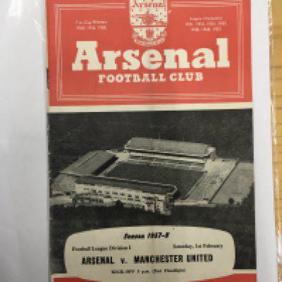 57/58 Arsenal v Manchester United Football Programme: The last match of the Busby Babes in England before their tragedy in Munich. A famous 5-4 victory over Arsenal. Good with no team changes.