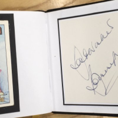 West Ham Football Autograph Book: Over 80 autographs from the 1920s through to modern players. Includes Bobby Moore, Vic Watson, Hufton, OFarrel Di Canio and many more. Autographs can be removed from book as many on white card.