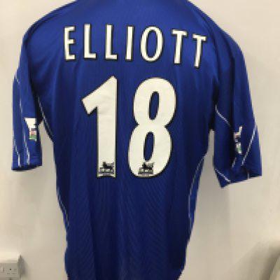 Leicester City 2000 - 2001 Elliott Match Worn Football Shirt: Blue short sleeve Le Coq Walkers shirt. Number 18 Elliott to rear. Worn v Aston Villa on 19 8 2000 and swapped with Paul Merson.