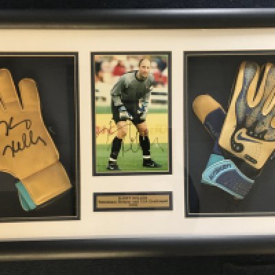 Kasey Keller Tottenham + USA Match Worn Framed Signed Gloves: Nike Kraken gloves with a signed picture of Keller wearing the gloves whilst playing for USA. Beautifully and expensively framed. Please note these were not obtained by Merson. Not for sending.