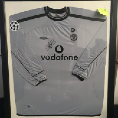 Manchester United 2001 - 2002 Match Issued Goalkeepers Football Shirt: Grey long sleeve Umbro Vodafone Champions League shirt. Barthez number 1 to rear. Framed Shirt has been signed to front. Obtained by Paul Merson. Not for posting. C/W an unused pair of Adidas goalkeeper gloves signed in bag with booklet which features Barthez.