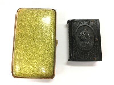 A vesta case and a cigarette case (2).