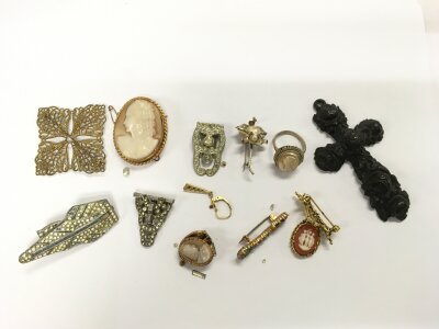 A small collection of dress jewellery.