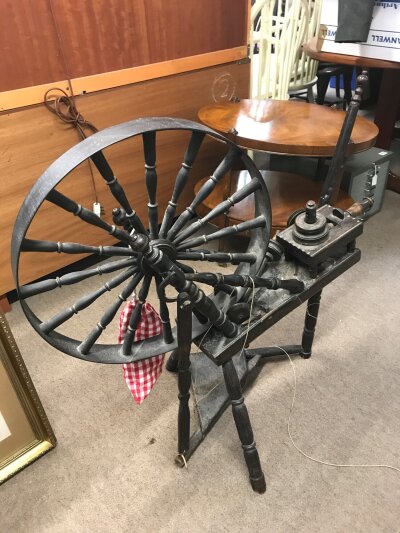 An antique spinning wheel,85cm tall