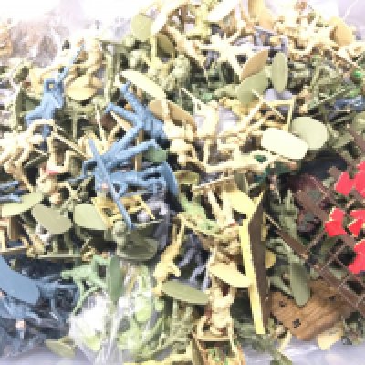 A Box Containing a Large Collection of loose Plastic Soldiers. No Reserve.