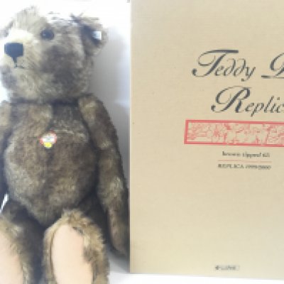 WITHDRAWN - A Boxed Steiff Teddy Peace 1999/200 #675249.