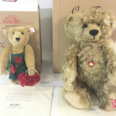 WITHDRAWN - 2 Boxed Steiff Bears. The Gardening Bear and Ours Teddy U Pitchboun. (2).