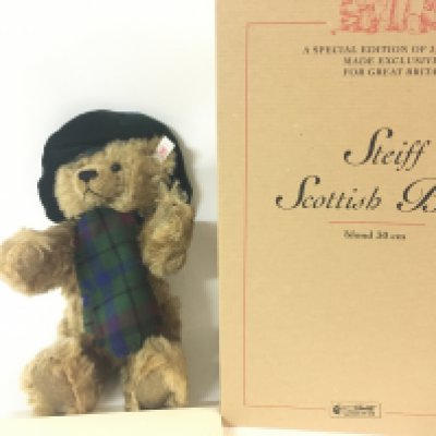 WTHDRAWN - A Boxed Steiff Scottish Bear.