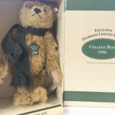 WITHDRAWN - A Boxed Steiff Musical College Bear 1996.