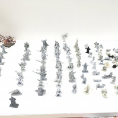 A collection in excess of 100 metal figures mainly Warhammer and unpainted.