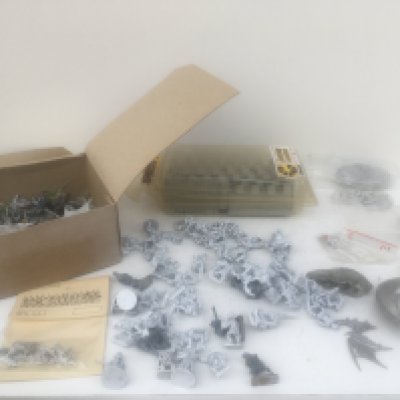 A collection of metal figures and accessories together with resin items all from a Warhammer collection. Most are unpainted .