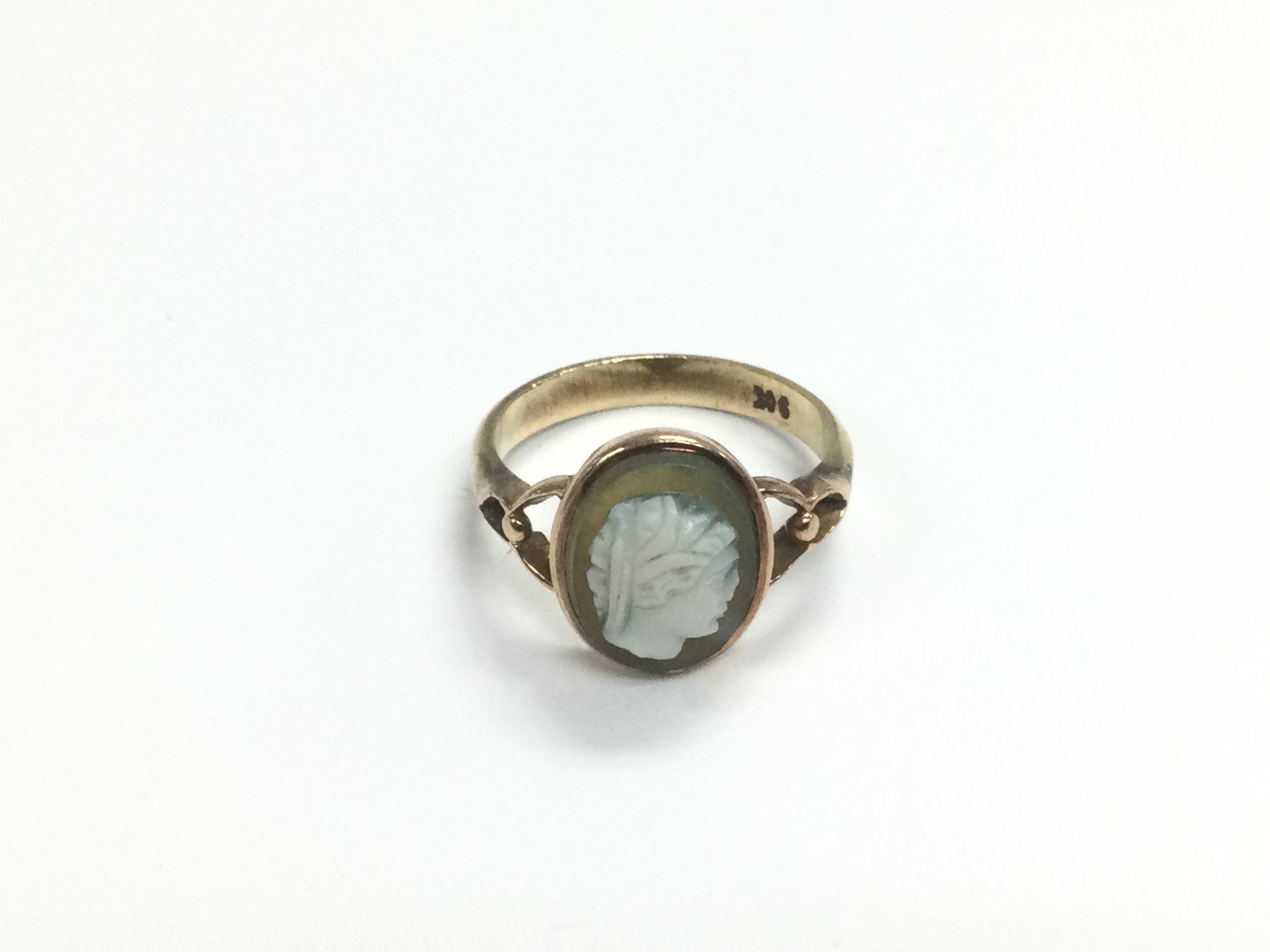 A 9ct vintage rose gold ring set with shell cameo and carved lady in profile, approx 2.9g an approx size M. Shipping category A.