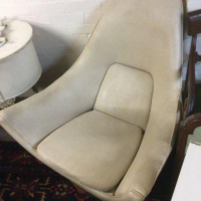 A mid 20th Century swivel chair. Shipping category D. NO RESERVE