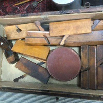 A travelling trunk containing various woodworking tools. Shipping category D.- NO RESERVE