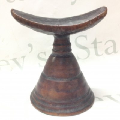 An Ethiopian wooden pillow. 15cm tall. Postage category B