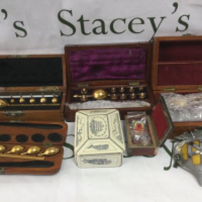 A box of oddments including brass weights, AA car badge, lava lamp etc. Shipping category D.