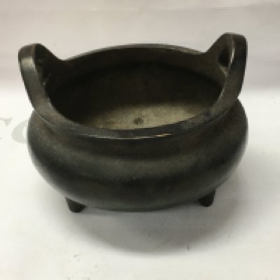 A Chinese bronze censer with twin handles marked to the base DE Xuan . 10 cm .