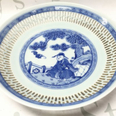 A large Chinese blue and white dish , 26cm wide. This lot cannot be posted