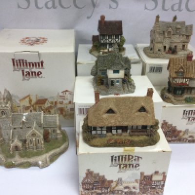 A box containing Liliput Lane cottages and buildings, some damages. Shipping category D.- NO RESERVE