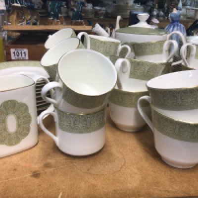 A Royal Doulton Sonnet pattern tea coffee and dinners service no obvious damage 6/7 place setting.- NO RESERVE