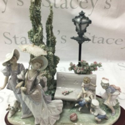 Lladro a Stroll in the Park figure group with stand, no obvious damage or restoration however the dog figure needs re gluing to the base. This lot cannot be posted