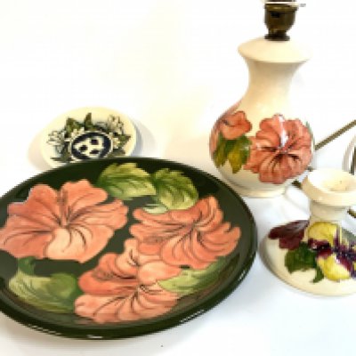 4 Moorcroft pottery items to include Hibiscus wall plate 26cm, Hibiscus design table lamp 18cm, Blackberry pin dish 12cm, Hibiscus candlestick (A/F).