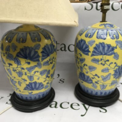 A pair of metal wall lights and a pair of modern ceramic table lamps (4). Shipping category D.