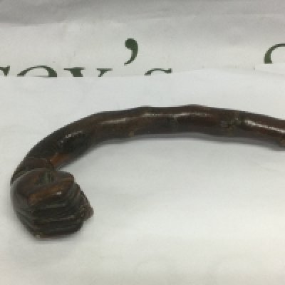 A walking cane, the handle in the form of a clenched fist, approx total length 80cm. Shipping category D.- NO RESERVE