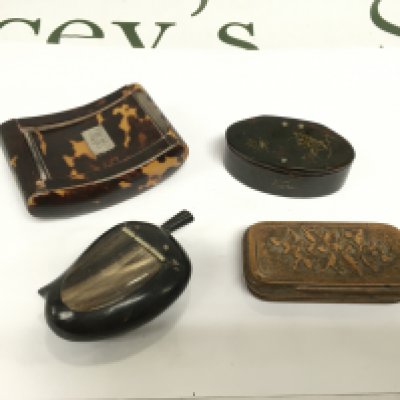 Four snuff boxes including a tortoiseshell style example. Shipping category B.