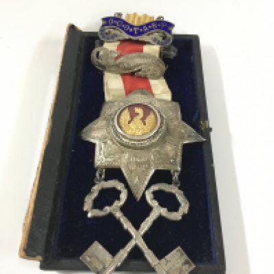 A Freemason medal from the grand Surrey lodge. &#2013266057&#2013265947&#2013265935 presented by the brothers of the grand Surrey lodge to brode Williams for his services as treasurer, may 12th 1891.&#2013266057۝