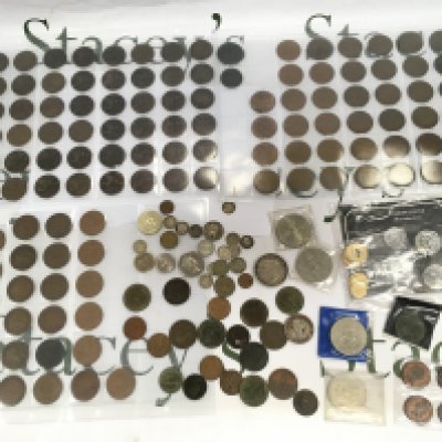 A collection of GBcoinage and world bank notes. Shipping category C.