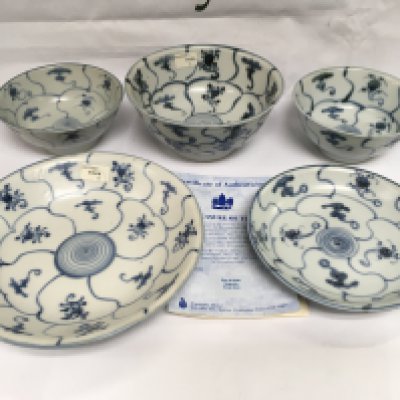 Five Tek Sing blue and white dishes, the largest approx diameter of 19cm. Shipping category D.