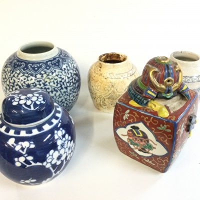 A collection of Chinese jars and a Japanese samurai jar. 9 to 16cm tall. This lot cannot be posted