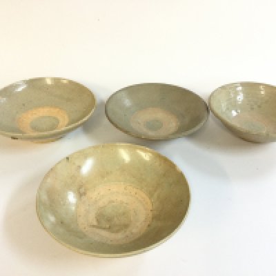Four Chinese bowls approximately 15 and 16cm wide.