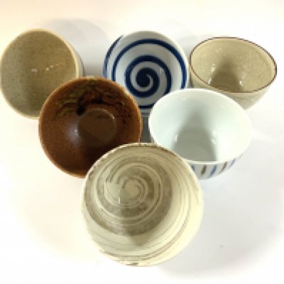 A boxed set of 6 Japanese tea bowls, various glazes.
