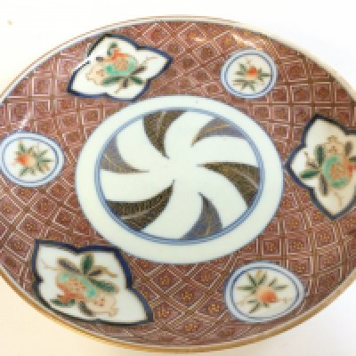 A Chinese Imari dish with a six character mark at base. 18cm wide.