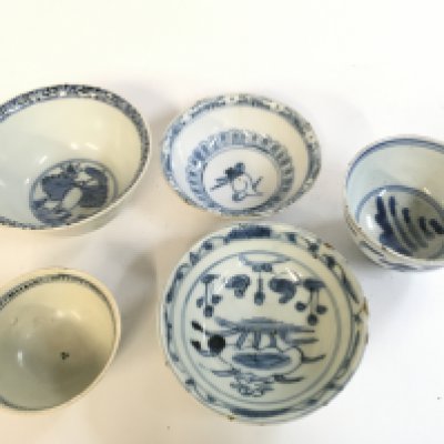 Five Chinese Ming period style blue and white bowls 8 to 12cm wide.