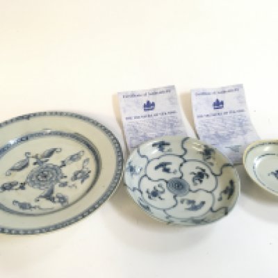 Three Tek Sing Shipwreck dishes 12 to 22cm wide .