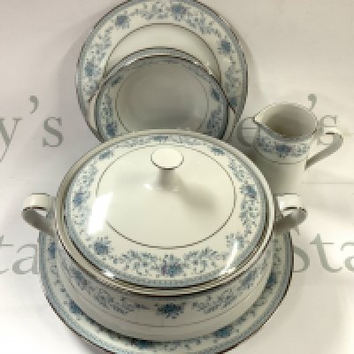 A Noritake Blue Hill dinner service. (D) NO RESERVE