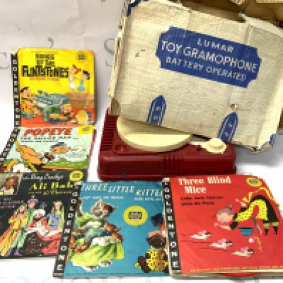 Lumar Toy gramophone (condition issues) together with some Gala records.