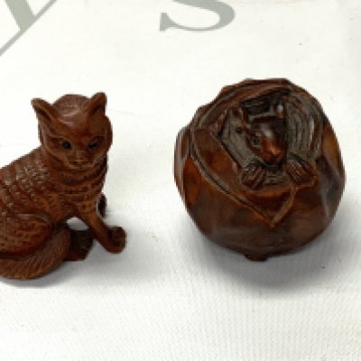 2 carved fruitwood netsuke. (A)