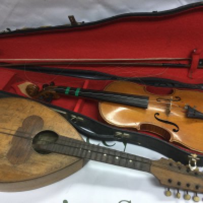 A Giovanni Minieri mandolin and a cased 3/4 size student's violin (2).