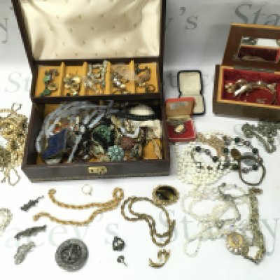 A collection of costume jewellery. Postage B
