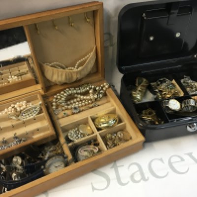 A Collection of jewellery including a pearl necklace with a 9ct gold clasp,