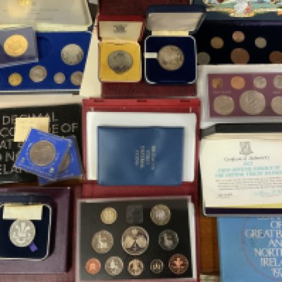 A mixed collection of commemorative coinage. (B)