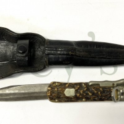 A vintage stags horn handled folding hunting knife, partial mark to the blade reads Arr. Sohn together with a fitted leather sheath. (D)