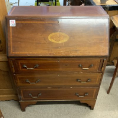 An Edwardian mahogany bureau with shell design inlay. (D)